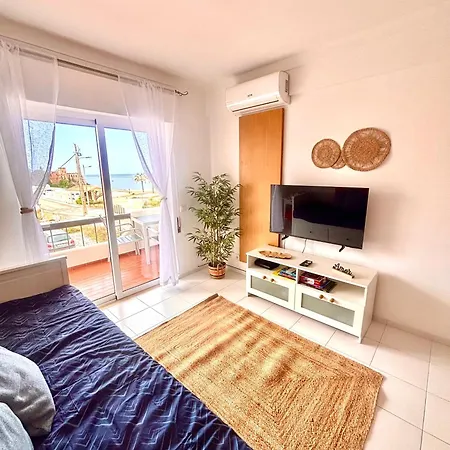 Front & Castle View - Sunny Apartman