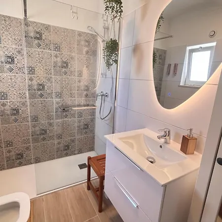 Front & Castle View - Sunny Apartman